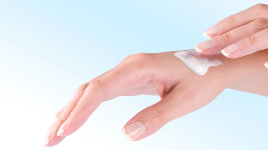 Czy można stosować kosmetyk po okresie ważności? Jak odczytać datę przydatności na produktach Purlés i czym jest znak PAO?